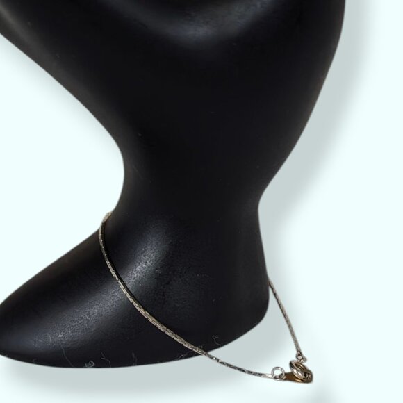 V. Dainty Flat Link Chain Bracelet - Picture 4 of 5